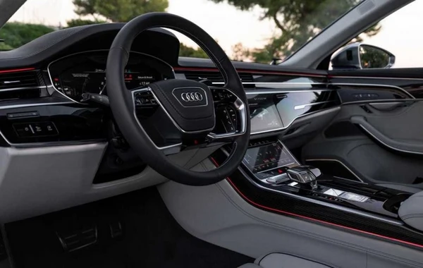Audi S8 sedanının dinamik xarakteristikalarını açıqlayıb