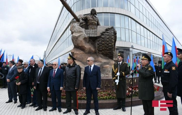 Albert Aqarunovun heykəlinin açılışı oldu - FOTO