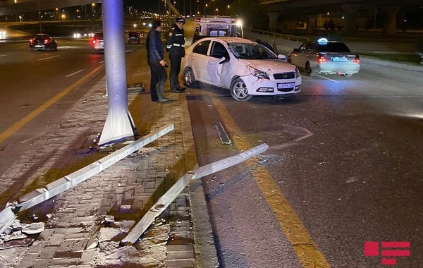 Bakıda avtomobil körpüdən aşdı - sürücü yoxa çıxdı - FOTO