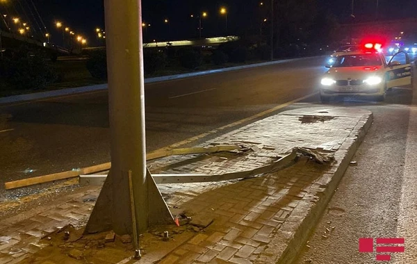 Bakıda avtomobil körpüdən aşdı - sürücü yoxa çıxdı - FOTO