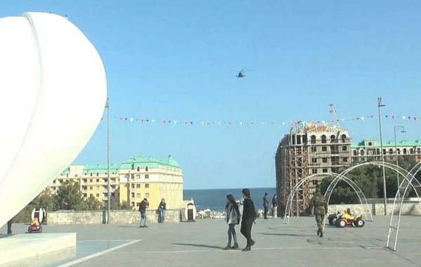 Sumqayıt səmasında uçan helikopterlərdən dəvətnamə paylandı - FOTO