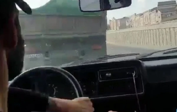 Bakıda "avtoşluq" edən sürücü özünü çəkdi - VİDEO