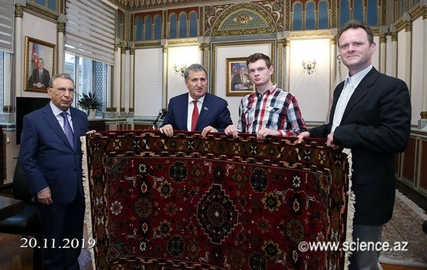 Рамиз Мехтиев подарил внуку Мирзы Джалила нахчыванский ковер - ФОТО