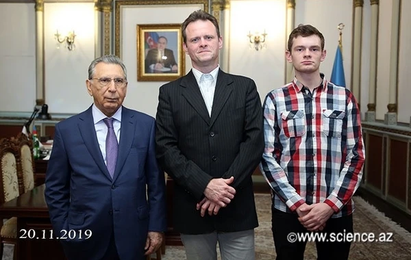 Рамиз Мехтиев подарил внуку Мирзы Джалила нахчыванский ковер - ФОТО