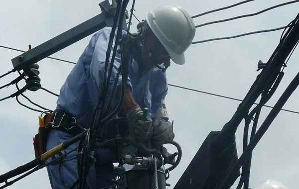 Elektrik ustasını dirəkdə cərəyan vurub öldürdü