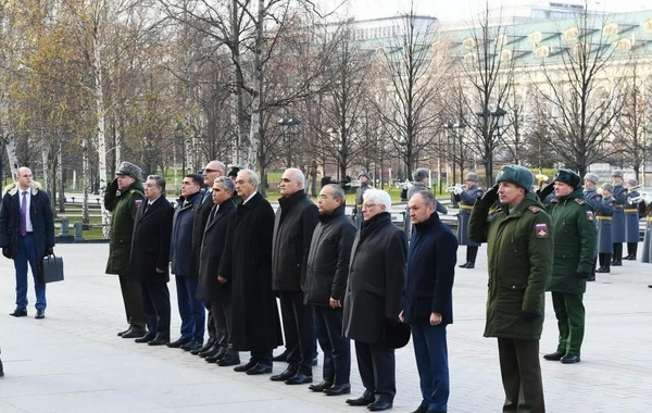Мехрибан Алиева посетила могилу неизвестного солдата в Москве - ФОТО