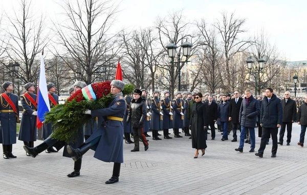 Мехрибан Алиева посетила могилу неизвестного солдата в Москве - ФОТО