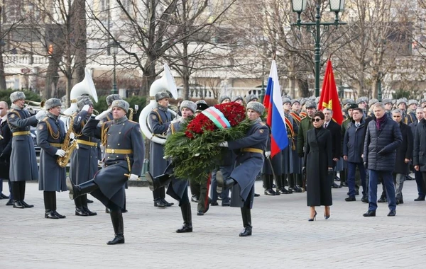 Мехрибан Алиева посетила могилу неизвестного солдата в Москве - ФОТО