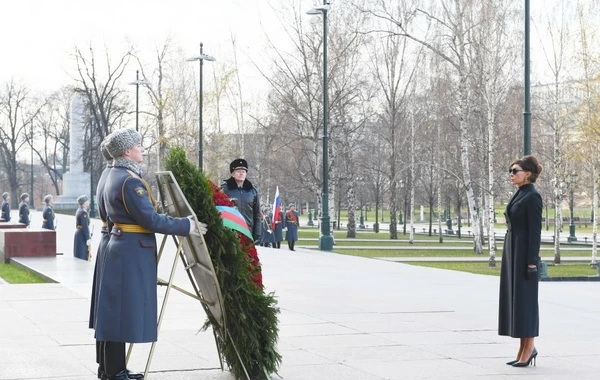Мехрибан Алиева посетила могилу неизвестного солдата в Москве - ФОТО