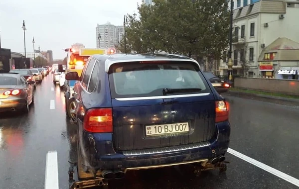 “Porsche Cayenne”nin sürücüsü Bakıda aləmi bir-birinə vurdu - VİDEO