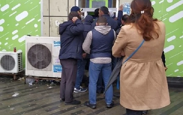 Bakıda quraşdırılan bu aparat hamıya pul paylayır