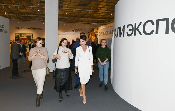 Мехрибан Алиева ознакомилась с 8-й Московской биеннале современного искусства - ФОТО