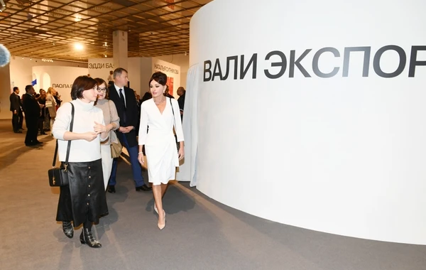 Мехрибан Алиева ознакомилась с 8-й Московской биеннале современного искусства - ФОТО