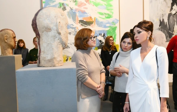 Мехрибан Алиева ознакомилась с 8-й Московской биеннале современного искусства - ФОТО