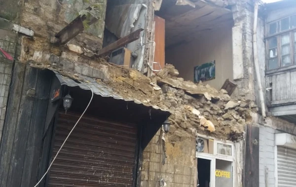 Bakının mərkəzində ikimərtəbəli bina uçdu - VİDEO