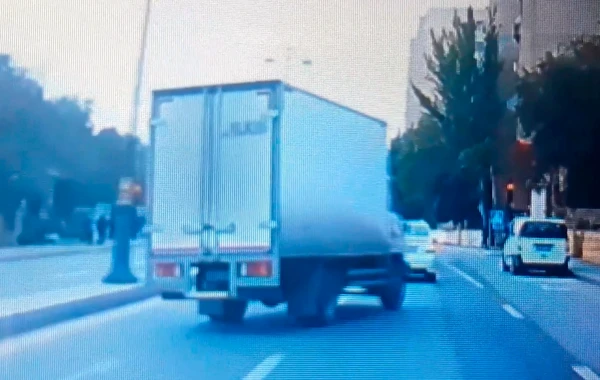 Yük maşını ilə "avtoşluq" etmək istəyir - 99 JK 08 - VİDEO