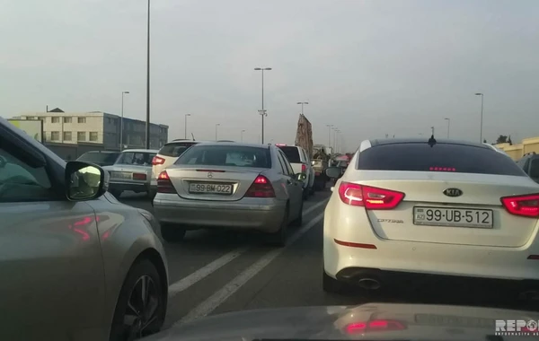 Авария на проспекте Зии Буньядова в Баку привела к пробке - ФОТО
