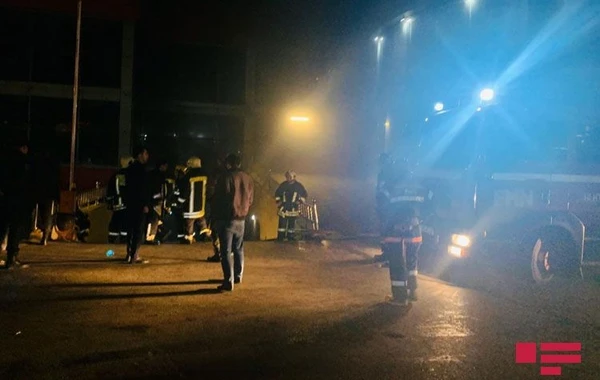 Bakıda avtosalon yanıb, xəsarət alan var - FOTO