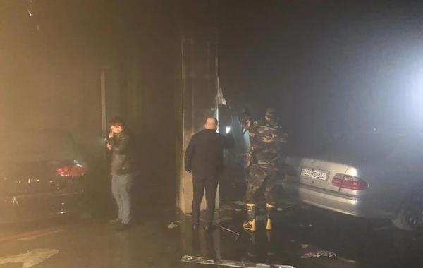 Bakıda avtosalon yanıb, xəsarət alan var - FOTO