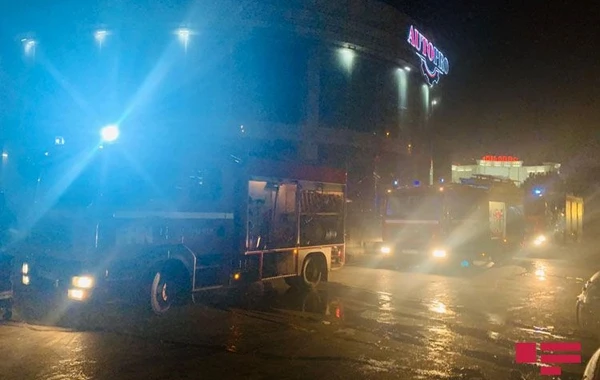 Bakıda avtosalon yanıb, xəsarət alan var - FOTO