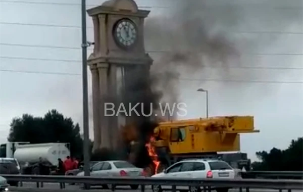 Bakıda aeroport yolunda kran yanıb - VİDEO