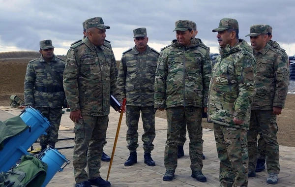 Министр обороны посетил воинские части в прифронтовой зоне - ВИДЕО