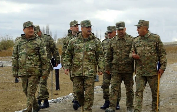 Министр обороны посетил воинские части в прифронтовой зоне - ВИДЕО