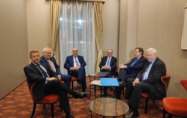 Elmar Məmmədyarovla Zohrab Mnatsakanyan arasında görüş başlayıb