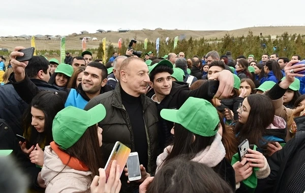 Президент и первая леди приняли участие в акции по посадке деревьев - ВИДЕО/ФОТО