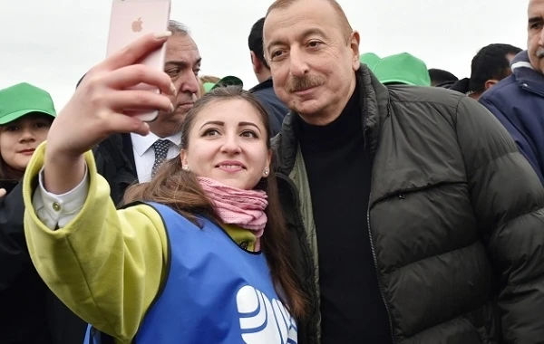 Президент и первая леди приняли участие в акции по посадке деревьев - ВИДЕО/ФОТО