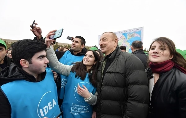 Президент и первая леди приняли участие в акции по посадке деревьев - ВИДЕО/ФОТО