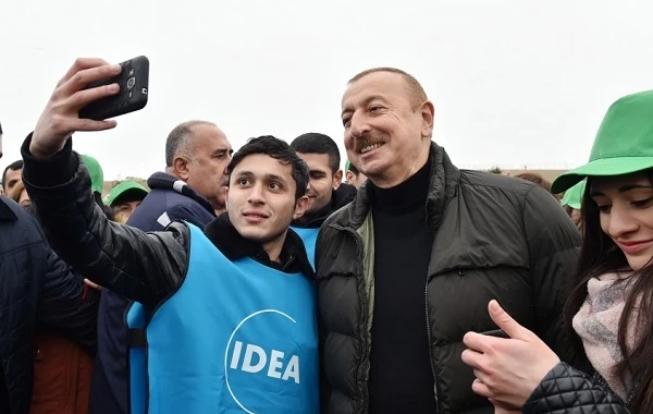 Президент и первая леди приняли участие в акции по посадке деревьев - ВИДЕО/ФОТО