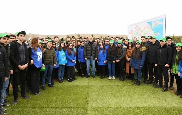 Президент и первая леди приняли участие в акции по посадке деревьев - ВИДЕО/ФОТО