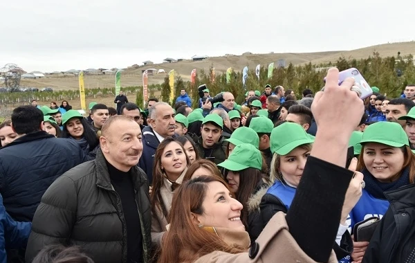 Президент и первая леди приняли участие в акции по посадке деревьев - ВИДЕО/ФОТО