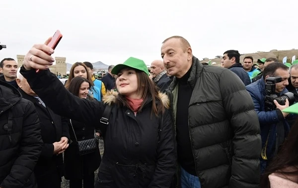 Президент и первая леди приняли участие в акции по посадке деревьев - ВИДЕО/ФОТО