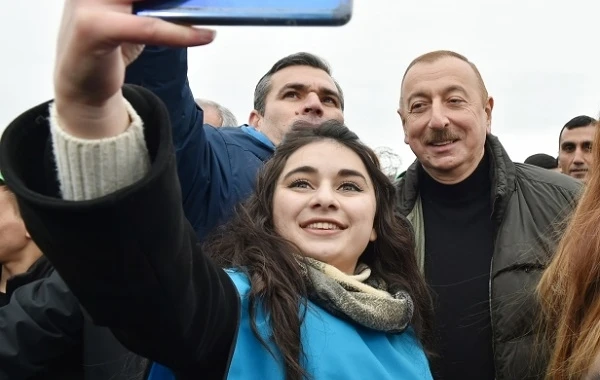 Президент и первая леди приняли участие в акции по посадке деревьев - ВИДЕО/ФОТО