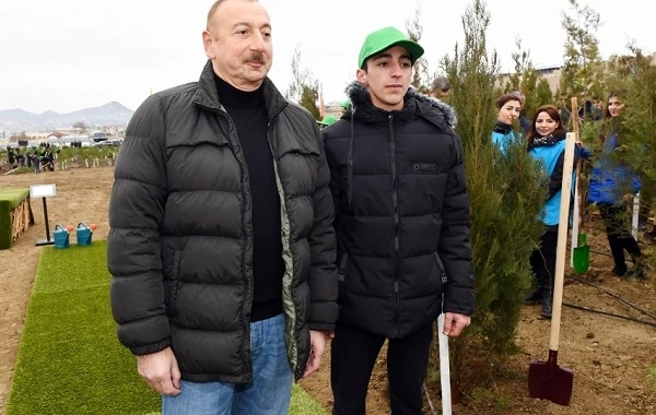 Президент и первая леди приняли участие в акции по посадке деревьев - ВИДЕО/ФОТО