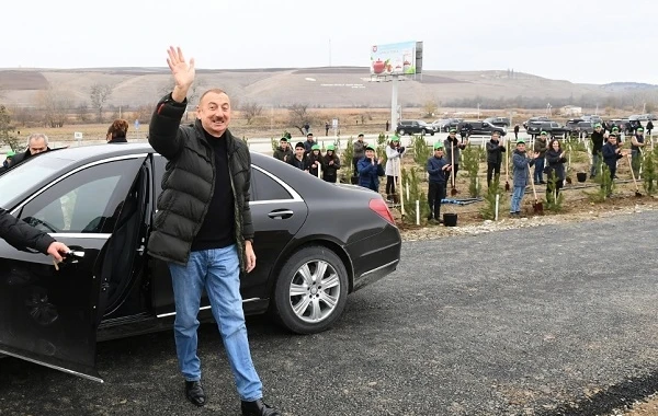 Президент и первая леди приняли участие в акции по посадке деревьев - ВИДЕО/ФОТО