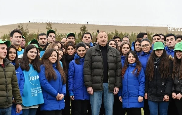 Президент и первая леди приняли участие в акции по посадке деревьев - ВИДЕО/ФОТО