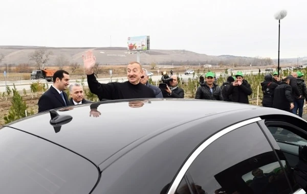 Президент и первая леди приняли участие в акции по посадке деревьев - ВИДЕО/ФОТО