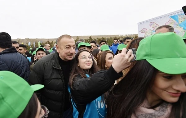 Президент и первая леди приняли участие в акции по посадке деревьев - ВИДЕО/ФОТО