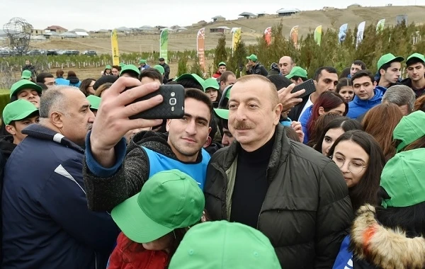 Президент и первая леди приняли участие в акции по посадке деревьев - ВИДЕО/ФОТО
