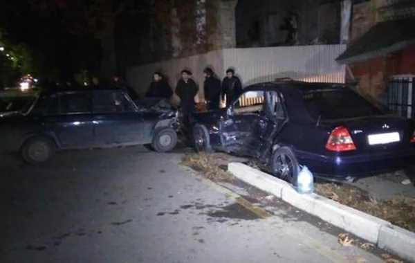 Bərdədə "Mercedes" və “VAZ” toqquşub - Ölən var
