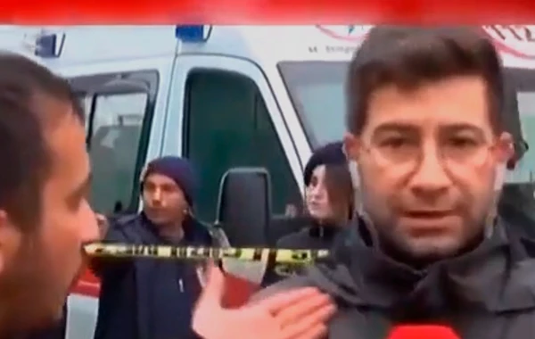 Türkiyədə müxbiri canlı yayım zamanı döyüblər - VİDEO