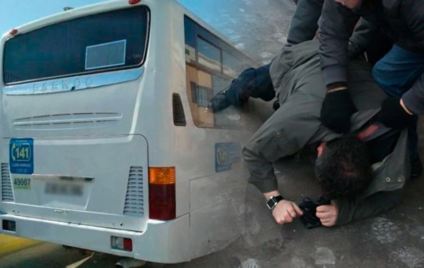 Bakıda avtobusa hücum olub - Sürücü döyüldü