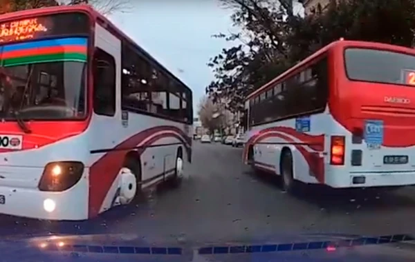 Bakıda sərnişinləri təhlükəyə atan avtobus sürücüləri - VİDEO
