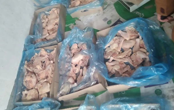 Dönərxanalara yararsız toyuq əti paylayan sexdən İYRƏNC GÖRÜNTÜLƏR