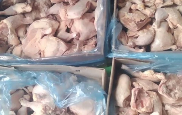 В Азербайджане пресечена попытка поставки непригодного куриного мяса в донерные - ФОТО