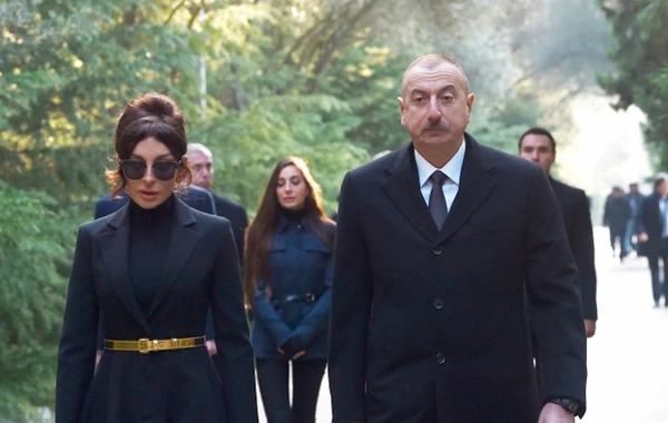 İlham Əliyev və Mehriban Əliyeva Heydər Əliyevin məzarını ziyarət etdi - FOTO