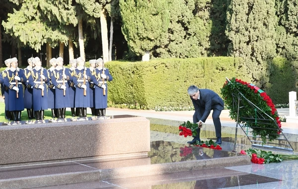 Ильхам Алиев и Мехрибан Алиева посетили могилу Гейдара Алиева - ФОТО